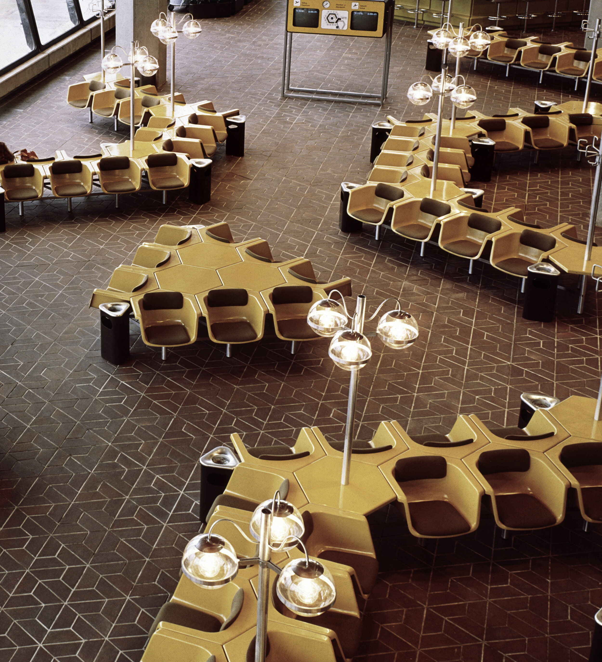 The modular seating furniture and spherical light fixtures in the large waiting hall. Design: Meinhard von Gerkan and Damir Perišić © gmp Archiv